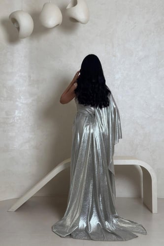 فستان فضي لامع بتصميم كتف واحد وتطريز لؤلؤي فاخر