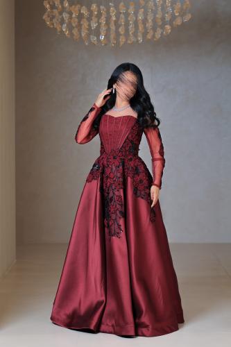 فستان عنّابي مطرز بتصميم فخم