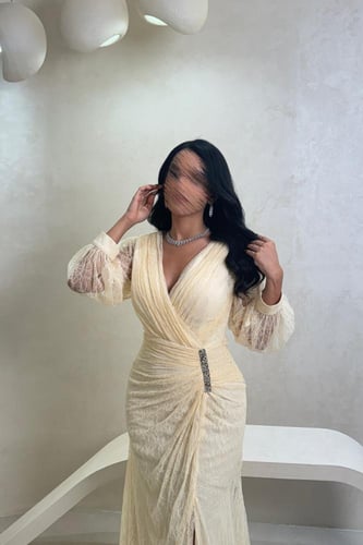 فستان اصفر دانتيل بتصميم ملفوف وتفاصيل لامعة