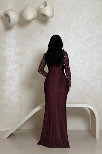 فستان سهرة عنابي بكم طويل مطرز بتفاصيل لؤلؤية مع ف...