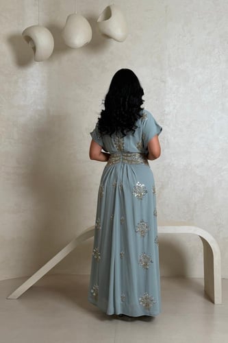 فستان سماوي بتطريز ذهبي وفضي أنيق