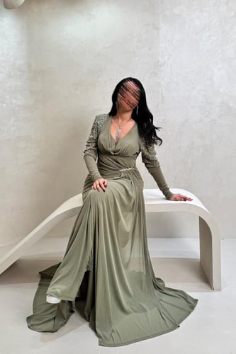 فستان اخضر بتصميم لف وتفاصيل خرز ناعمة