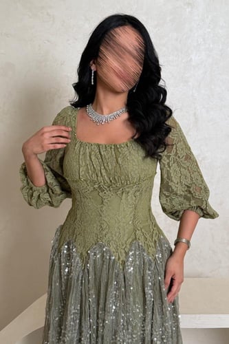 فستان زيتي دانتيل مطرز بتفاصيل لامعة وأكمام منفوخة
