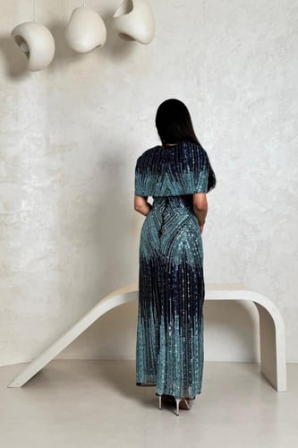 فستان تركوازي مطرّز بالترتر مع قطعة فخمة