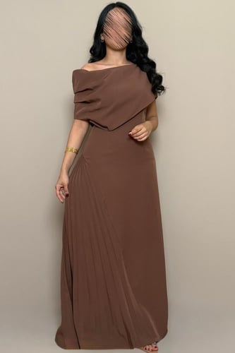 فستان بني أنيق بقصة كتف واحد وتنورة بكسرات ناعمة