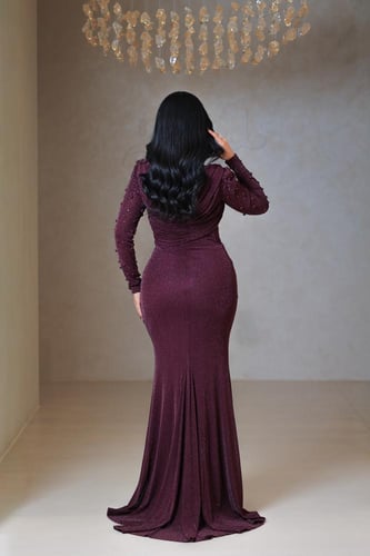 فستان سهرة عنّابي بلمعة ناعمة وأكمام مزخرفة