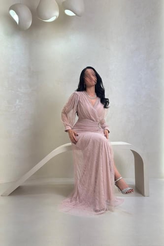 فستان دانتيل بلمسة ناعمة وتفاصيل كريستال على الخصر