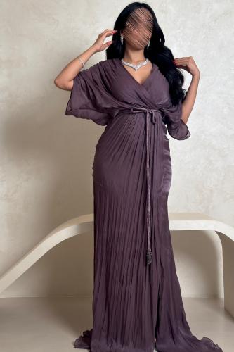 فستان موف مطوي بتصميم انسيابي وربطة خصر أنيقة