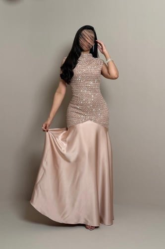 فستان لحمي غامق بتصميم أنثوي لامع وانسيابي