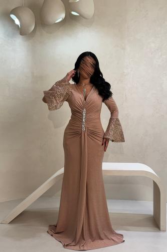 فستان ترتر نود ذهبي بأكمام شفافة مزينة بالكريستال