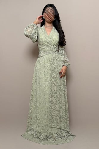 فستان عشبي دانتيل بتصميم لف أنثوي وأكمام منسدلة را...