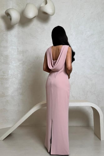 فستان وردي فاتح بتصميم ناعم بقصّة مستقيمة