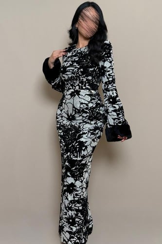 فستان سهرة أسود وفضي بنقشة لامعة وأكمام فرو