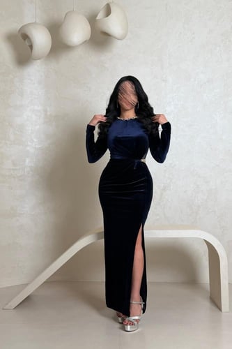 فستان كحلي مخملي بتصميم لف وسلسلة ذهبية