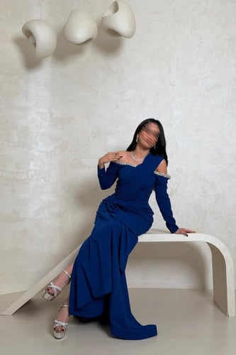 فستان كحلي بكتف واحد مطرز بفصوص لامعة