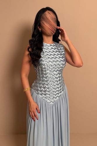 فستان سماوي بتصميم أنيق بتفاصيل منسوجة