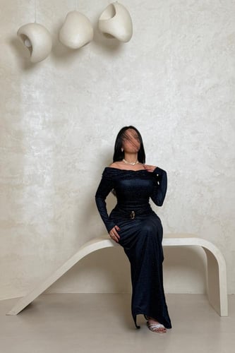 فستان كحلي مخملي بتفاصيل ذهبيّة فاخرة