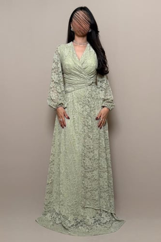 فستان عشبي دانتيل بتصميم لف أنثوي وأكمام منسدلة را...