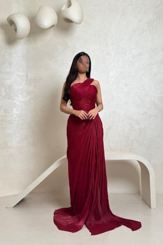 فستان احمر بتصميم كسرات وقصة كت فاخرة