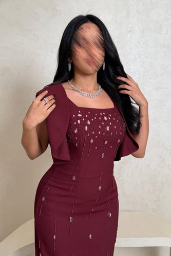 فستان عنابي مطرّز بتفاصيل كريستالية بتصميم أكمام أ...