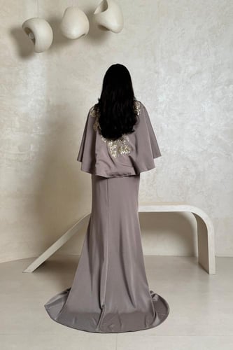 فستان بيج رملي بتطريز ذهبي فاخر وتصميم أنثوي راقٍ