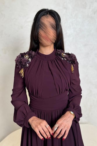 فستان بنفسجي طويل بتطريز ورود على الأكتاف