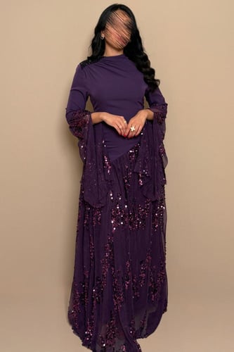 فستان سهرة بنفسجي بقصة مائلة وأكمام شفافة لامعة