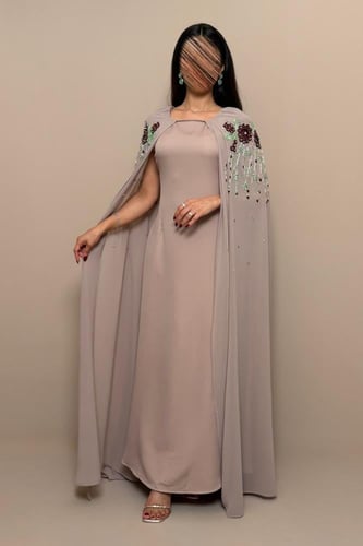 فستان ترابي بتطريز ورود عنابي وتفاصيل خرز فاخرة