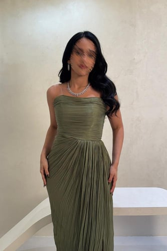 فستان سهرة زيتي بدون أكمام بكسرات حريرية وانسيابية...