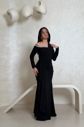 فستان أسود أنيق بتفاصيل لامعة على الأكتاف