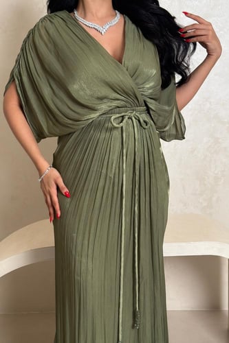 فستان زيتي بتصميم كسرات وانسيابية فاخرة