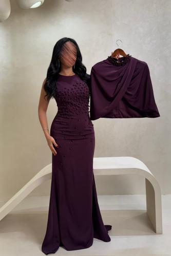 فستان بنفسجي غامق بتفاصيل خرز وتصميم راق