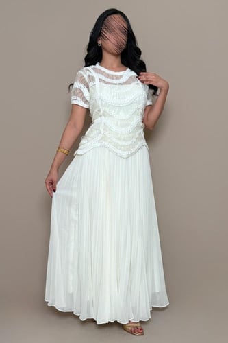 فستان أبيض مطرز بتفاصيل أنثوية ناعمة من مليحة
