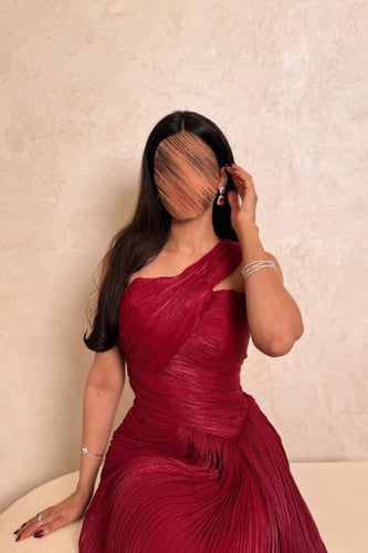 فستان احمر بتصميم كسرات وقصة كت فاخرة