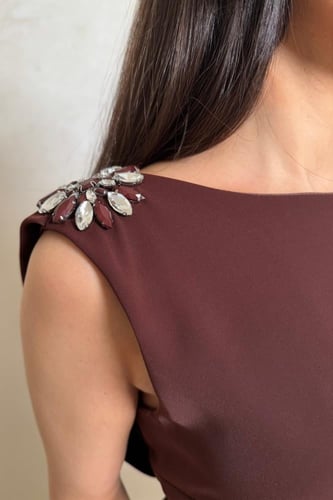 فستان بني بتفاصيل لامعة على الأكتاف وتصميم ضيّق أن...