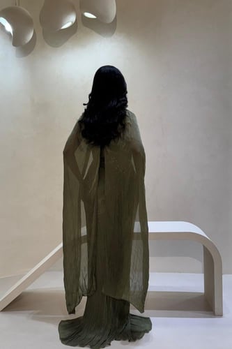 فستان أخضر لامع بتصميم فاخر وانسيابي