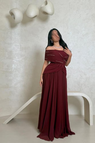 فستان عنابي أوف شولدر مزين بفصوص لامعة