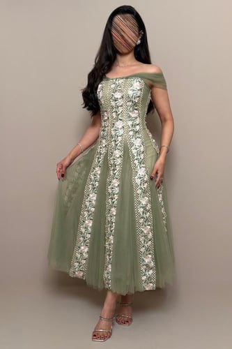 فستان اخضر بأكمام تل ومطرز بالورد