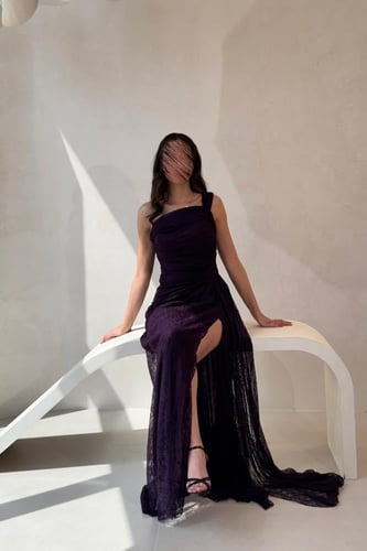 فستان سهرة بنفسجي من الدانتيل بتصميم راق