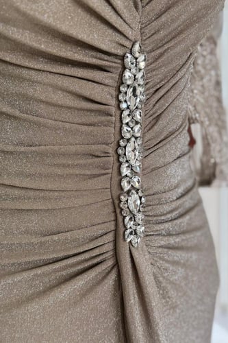 فستان سهرة ذهبي بقصة ضيقة وأكمام لامعة