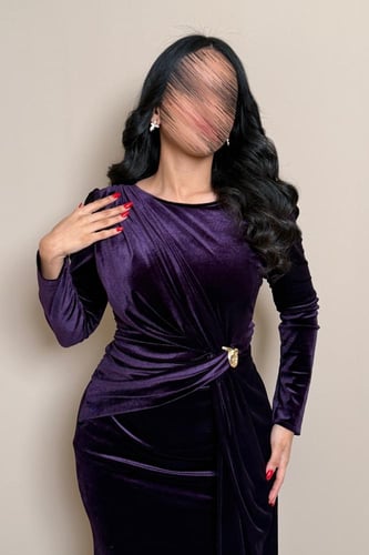 فستان سهرة بنفسجي مخملي بتفصيل لف أنيق