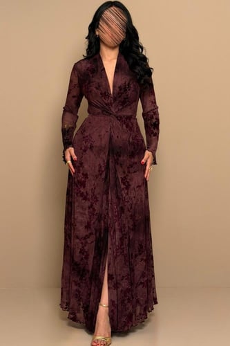 فستان عنابي بنقشة زهور وقصة لف أنثوية