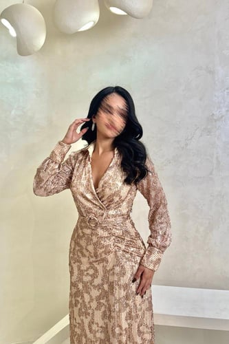 فستان ذهبي بكم طويل وتطريز لامع مع حزام خصر