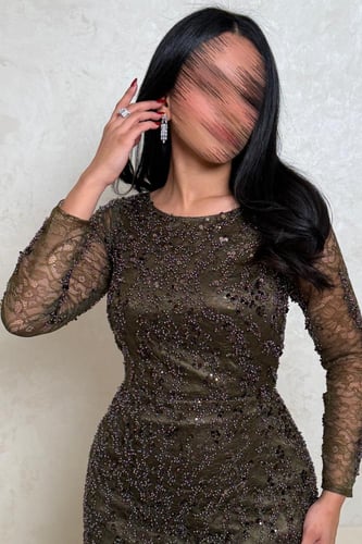 فستان زيتي مطرّز بتفاصيل براقة