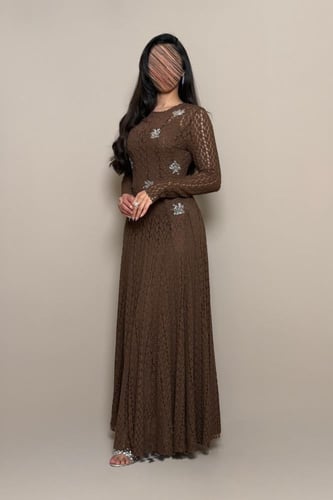 فستان بني مطرّز بتصميم أنيق من مليحة