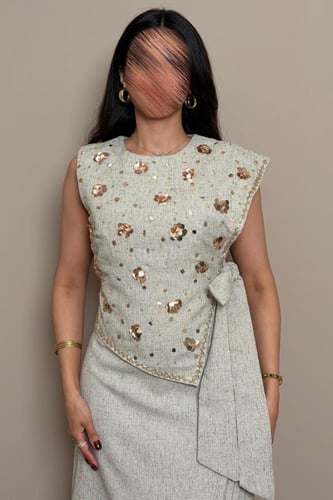 فستان رمادي كتان بتصميم مميز أنثوي وأكمام منسدلة ر...