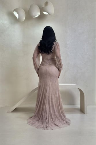 فستان دانتيل بلمسة ناعمة وتفاصيل كريستال على الخصر