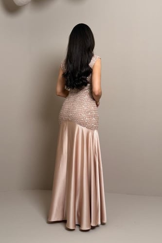 فستان لحمي غامق بتصميم أنثوي لامع وانسيابي