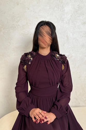 فستان بنفسجي طويل بتطريز ورود على الأكتاف