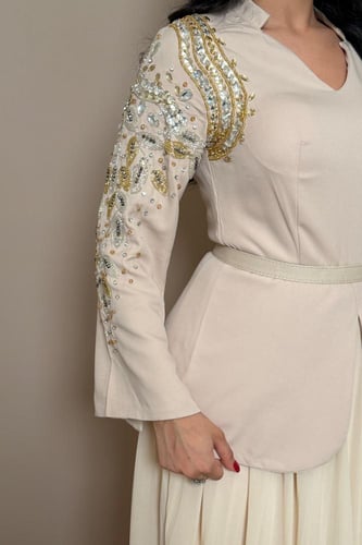 فستان بيج أنيق بتفاصيل راقية من مليحة